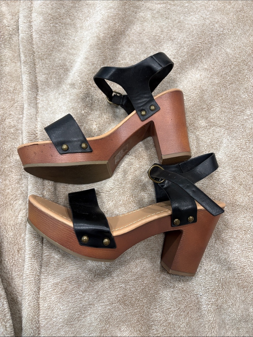Women’s size 6 block heels - Picture 2 of 5